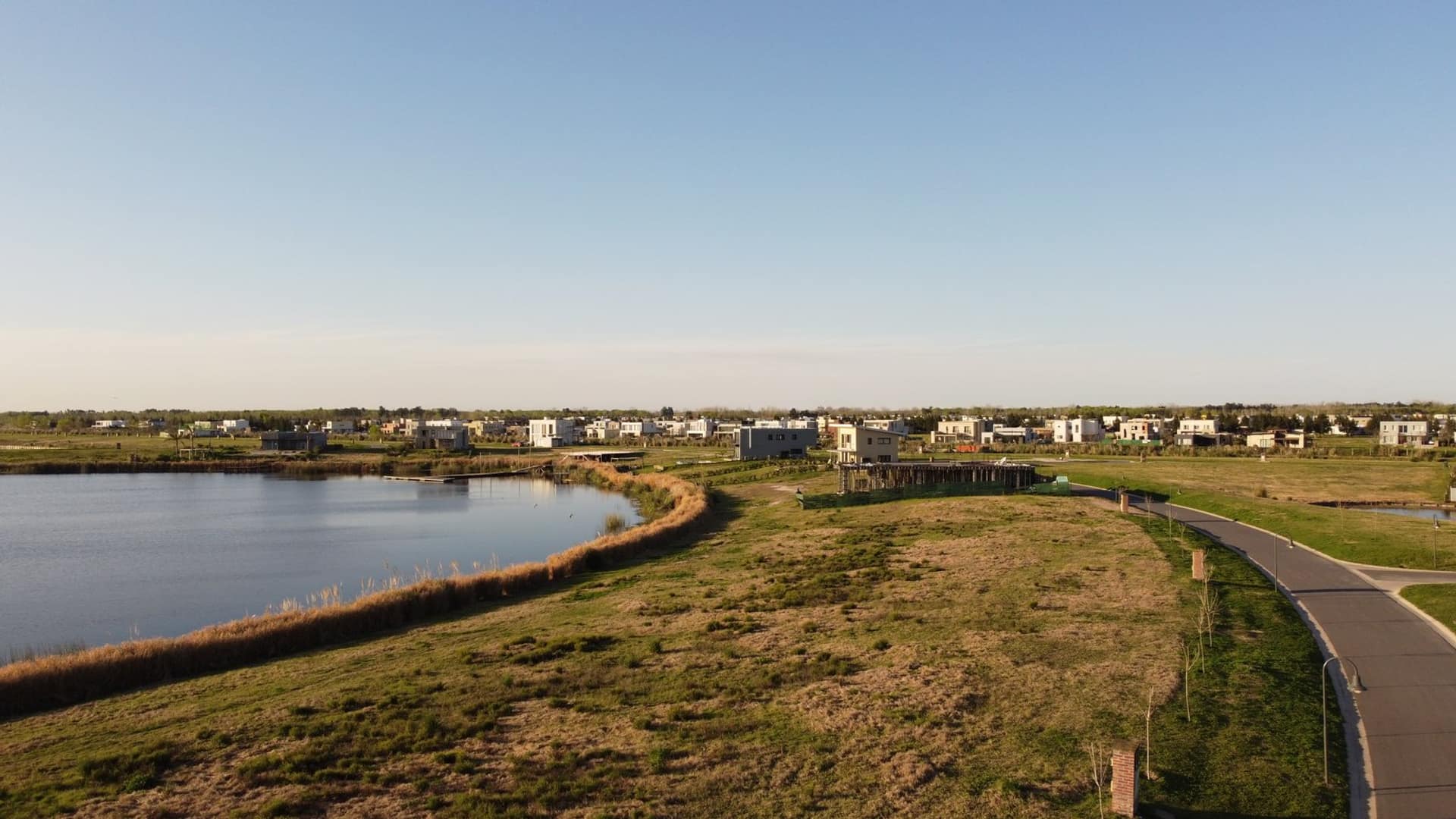 Vista aérea de drone de un terreno relevado